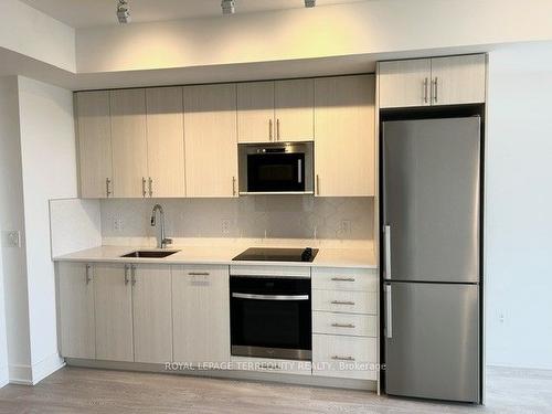 421-2545 Simcoe St N, Oshawa, ON - Indoor Photo Showing Kitchen