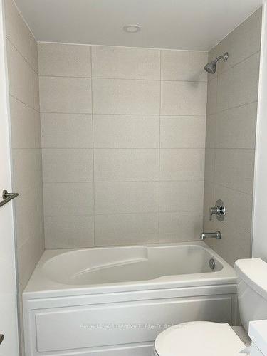 421-2545 Simcoe St N, Oshawa, ON - Indoor Photo Showing Bathroom