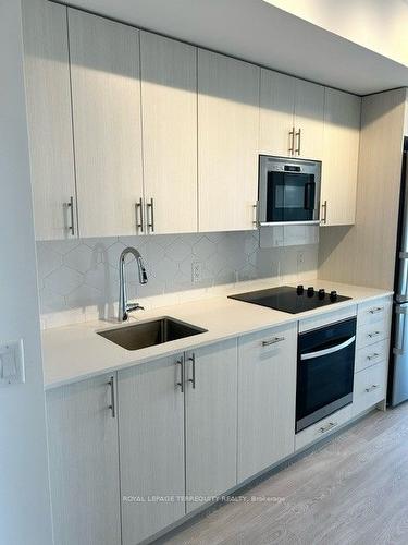 421-2545 Simcoe St N, Oshawa, ON - Indoor Photo Showing Kitchen With Upgraded Kitchen