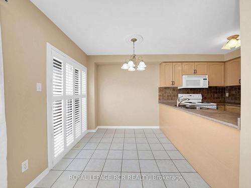 86 Wood Circ, Caledon, ON - Indoor Photo Showing Kitchen