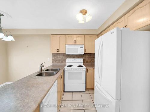 86 Wood Circ, Caledon, ON - Indoor Photo Showing Kitchen With Double Sink