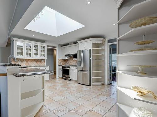 383 Maplehurst Ave, Oakville, ON - Indoor Photo Showing Kitchen