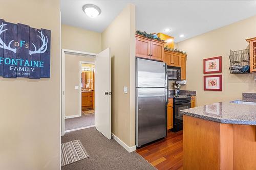 305/305A-255 Feathertop Way, Big White, BC - Indoor Photo Showing Kitchen