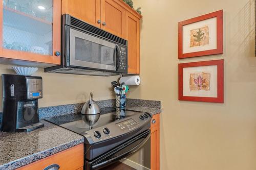 305/305A-255 Feathertop Way, Big White, BC - Indoor Photo Showing Kitchen