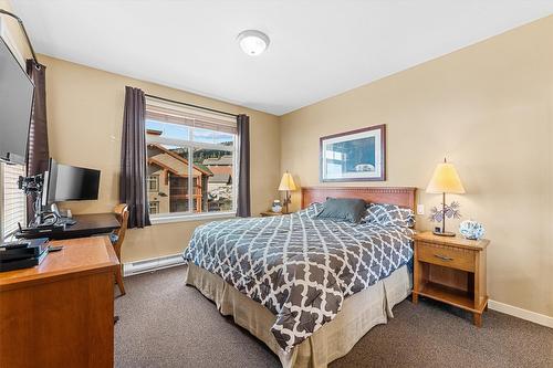 305/305A-255 Feathertop Way, Big White, BC - Indoor Photo Showing Bedroom