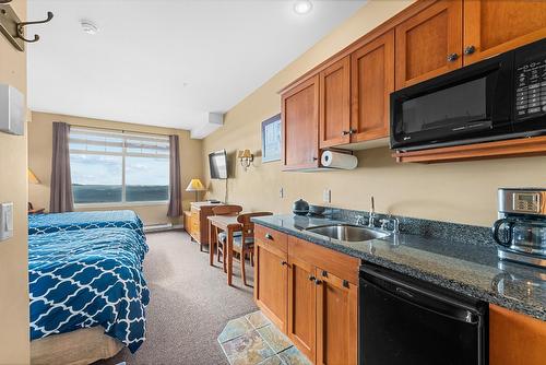 305/305A-255 Feathertop Way, Big White, BC - Indoor Photo Showing Kitchen