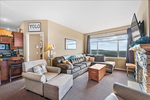 305/305A-255 Feathertop Way, Big White, BC - Indoor Photo Showing Living Room