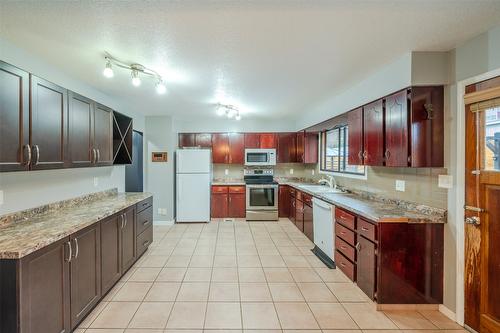 6576 Lakeside Drive, Oliver, BC - Indoor Photo Showing Kitchen