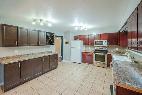 6576 Lakeside Drive, Oliver, BC - Indoor Photo Showing Kitchen