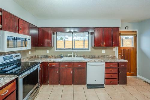 6576 Lakeside Drive, Oliver, BC - Indoor Photo Showing Kitchen