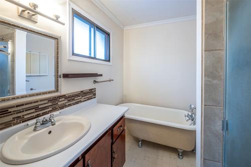 6576 Lakeside Drive, Oliver, BC - Indoor Photo Showing Bathroom