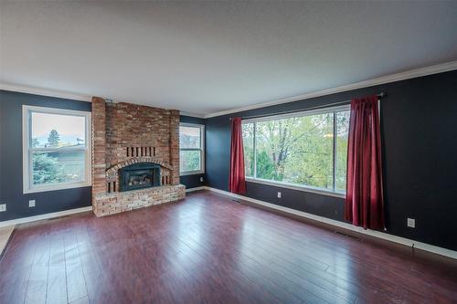 6576 Lakeside Drive, Oliver, BC - Indoor Photo Showing Living Room With Fireplace