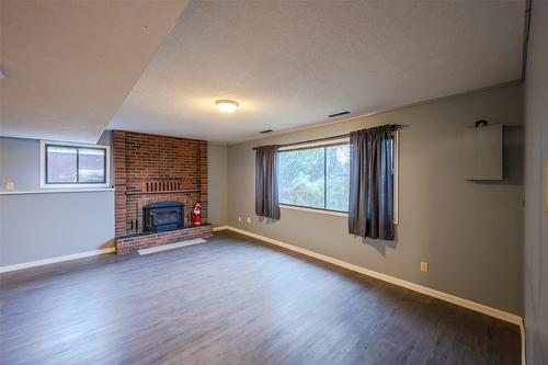 6576 Lakeside Drive, Oliver, BC - Indoor Photo Showing Living Room With Fireplace