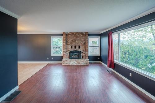 6576 Lakeside Drive, Oliver, BC - Indoor Photo Showing Living Room With Fireplace