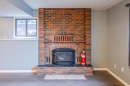 6576 Lakeside Drive, Oliver, BC - Indoor Photo Showing Living Room With Fireplace