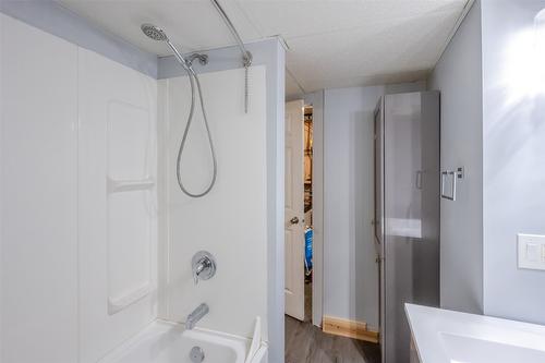 6576 Lakeside Drive, Oliver, BC - Indoor Photo Showing Bathroom