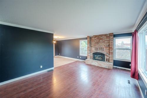 6576 Lakeside Drive, Oliver, BC - Indoor Photo Showing Living Room With Fireplace