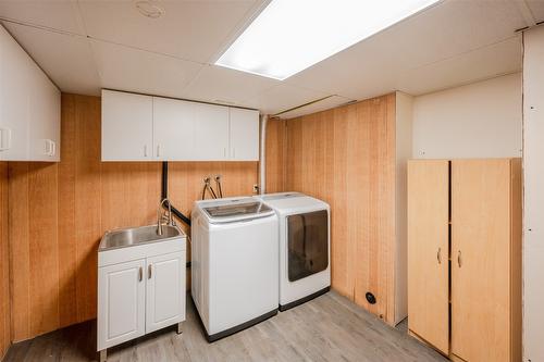 6576 Lakeside Drive, Oliver, BC - Indoor Photo Showing Laundry Room