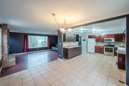 6576 Lakeside Drive, Oliver, BC - Indoor Photo Showing Kitchen