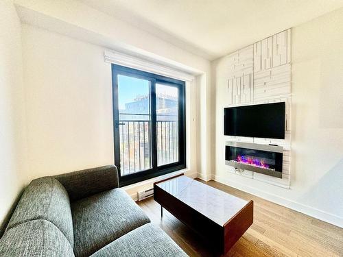 Living room - 1408-628 Rue St-Jacques, Montréal (Ville-Marie), QC - Indoor Photo Showing Living Room With Fireplace