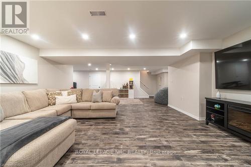 8871 Mcgarry Drive, Niagara Falls, ON - Indoor Photo Showing Living Room