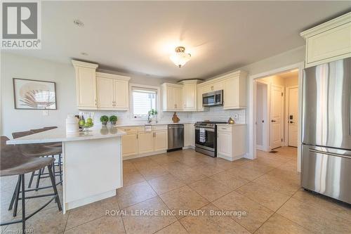 8871 Mcgarry Drive, Niagara Falls, ON - Indoor Photo Showing Kitchen