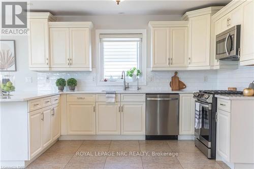 8871 Mcgarry Drive, Niagara Falls, ON - Indoor Photo Showing Kitchen With Upgraded Kitchen