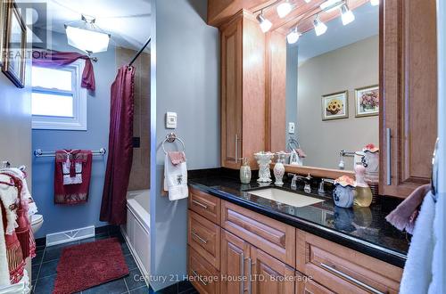 7835 Rysdale Street, Niagara Falls (213 - Ascot), ON - Indoor Photo Showing Bathroom