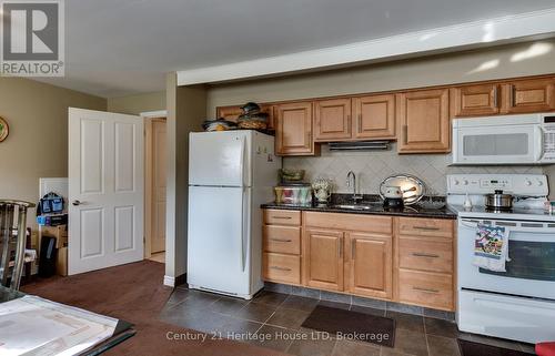 7835 Rysdale Street, Niagara Falls (213 - Ascot), ON - Indoor Photo Showing Kitchen