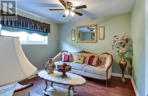 7835 Rysdale Street, Niagara Falls (213 - Ascot), ON - Indoor Photo Showing Living Room