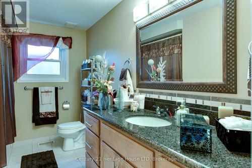 7835 Rysdale Street, Niagara Falls (213 - Ascot), ON - Indoor Photo Showing Bathroom