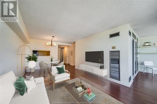 75 Riverside Drive East Unit# 901, Windsor, ON - Indoor Photo Showing Living Room