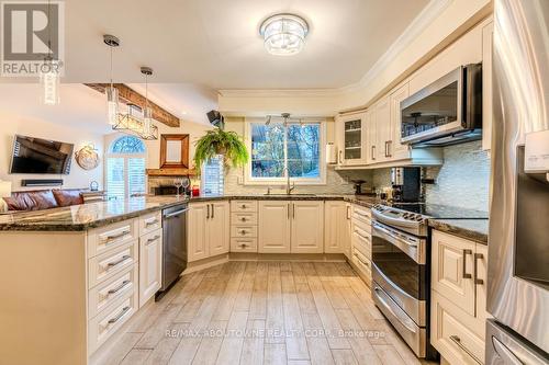 106 Elliott Street, Brampton, ON - Indoor Photo Showing Kitchen With Upgraded Kitchen