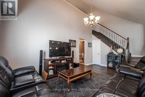 805A Dundas Street W, Whitby (Downtown Whitby), ON - Indoor Photo Showing Living Room