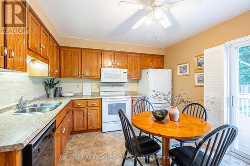 35 - 10 Wentworth Drive, Grimsby, ON - Indoor Photo Showing Kitchen With Double Sink