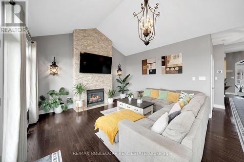 31 - 18 Upper Highland, New Tecumseth, ON - Indoor Photo Showing Living Room With Fireplace