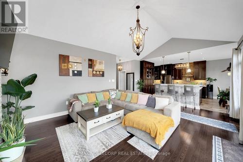 31 - 18 Upper Highland, New Tecumseth, ON - Indoor Photo Showing Living Room