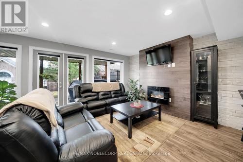 31 - 18 Upper Highland, New Tecumseth, ON - Indoor Photo Showing Living Room With Fireplace