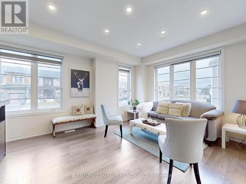 2 Ever Sweet Way, Thorold, ON - Indoor Photo Showing Living Room