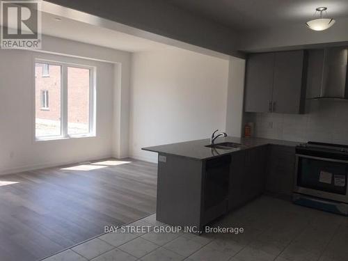 131 Knott End Crescent, Newmarket, ON - Indoor Photo Showing Kitchen