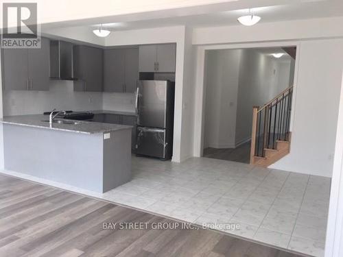 131 Knott End Crescent, Newmarket, ON - Indoor Photo Showing Kitchen With Double Sink