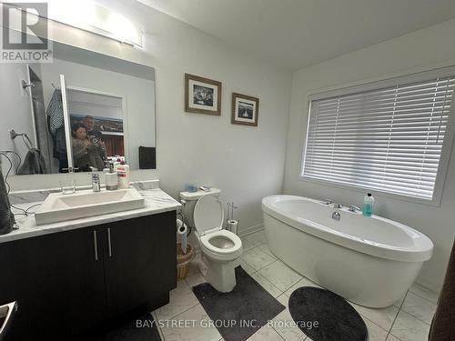 131 Knott End Crescent, Newmarket, ON - Indoor Photo Showing Bathroom