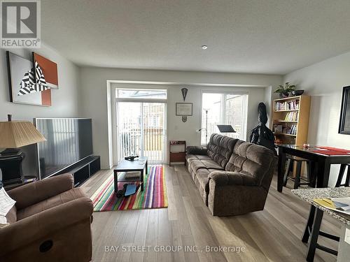 131 Knott End Crescent, Newmarket, ON - Indoor Photo Showing Living Room