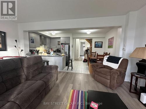 131 Knott End Crescent, Newmarket, ON - Indoor Photo Showing Living Room