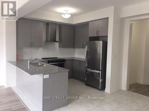 131 Knott End Crescent, Newmarket, ON - Indoor Photo Showing Kitchen