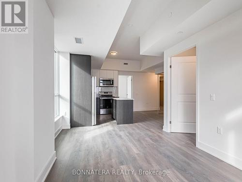 1702 - 202 Burnhamthorpe Road E, Mississauga, ON - Indoor Photo Showing Kitchen