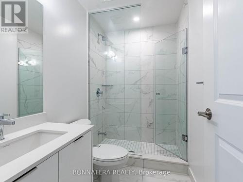 1702 - 202 Burnhamthorpe Road E, Mississauga, ON - Indoor Photo Showing Bathroom