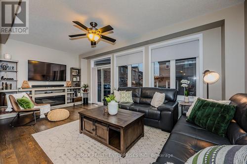 122 Hanson Crescent, Milton, ON - Indoor Photo Showing Living Room