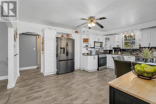 3017 Woodlawn Avenue, Windsor, ON - Indoor Photo Showing Kitchen