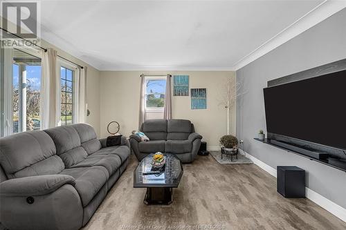 3017 Woodlawn Avenue, Windsor, ON - Indoor Photo Showing Living Room